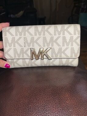 Michael Kors Full-size Signature Wallet